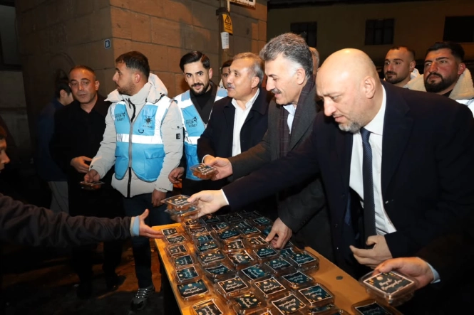 Başkan Eşref Mutlu ve Teşkilat Üyeleri Teravih Sonrası Vatandaşlarla Buluştu