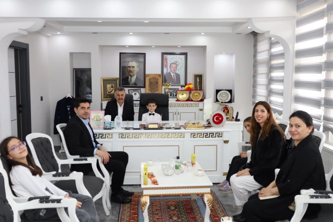 Belediye Başkanımız Eşref Mutlu, geleceğin teminatı çocuklarımızı makamında ağırladı.