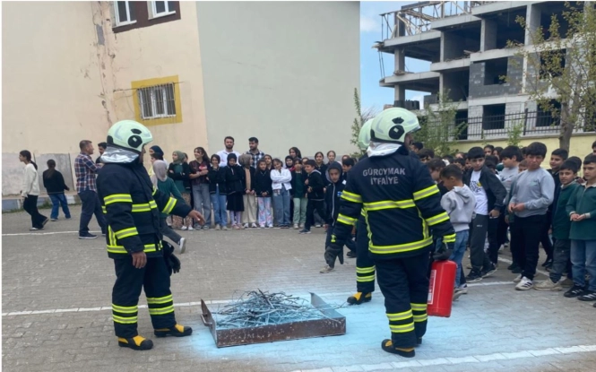 Güroymak Belediyesi İtfaiye Ekiplerinden Okullarda Yangın Eğitimi ve Tatbikatı