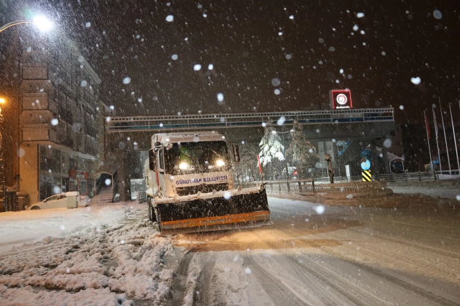 Güroymak Belediyesi Karla Mücadele Çalışmalarını Aralıksız Sürdürüyor