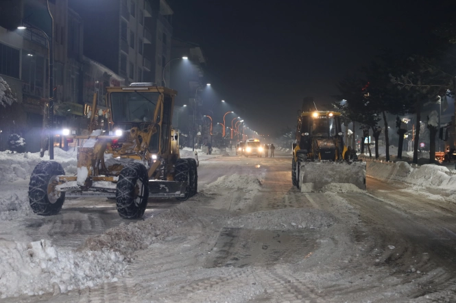 Güroymak Belediyesi Karla Mücadelede Gece Gündüz Sahada