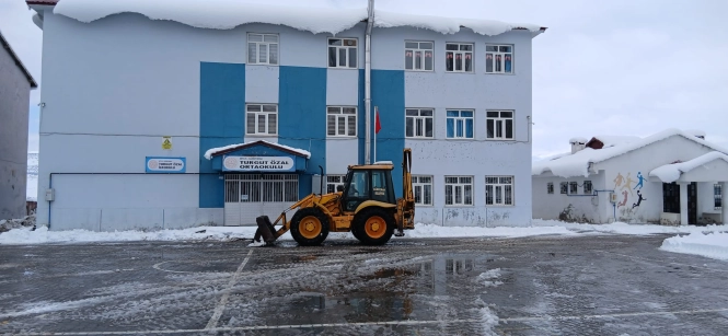 Güroymak Belediyesi Okul Bahçelerini Eğitim-Öğretime Hazır Hale Getirdi