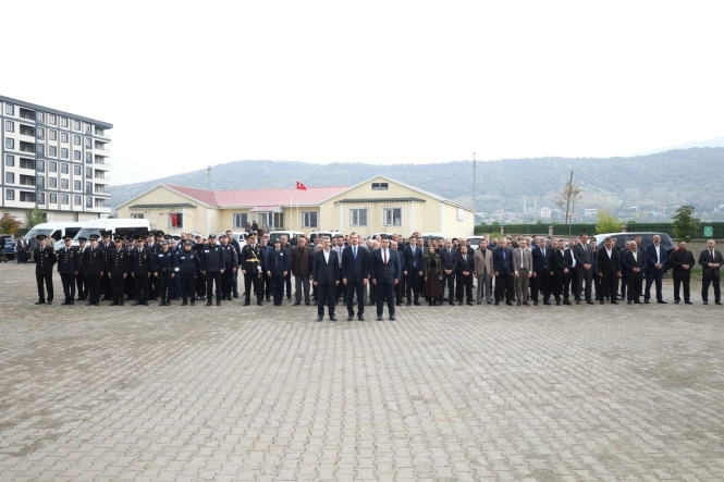Güroymak’ta 29 Ekim Cumhuriyet Bayramı Çelenk Sunma Töreni Düzenlendi