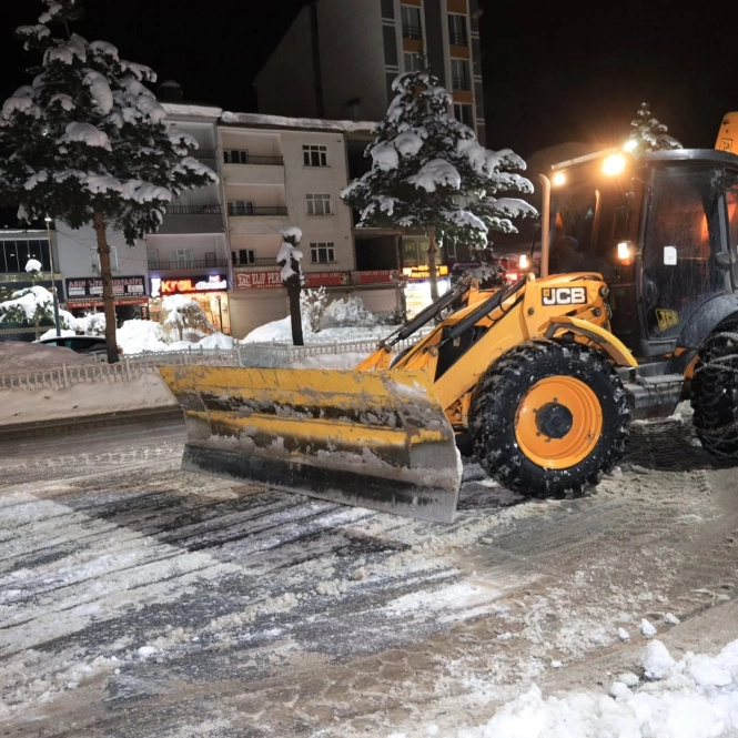 Çarşı Merkezimizde ve Mahallelerimizde Kar Temizliği Aralıksız Sürüyor