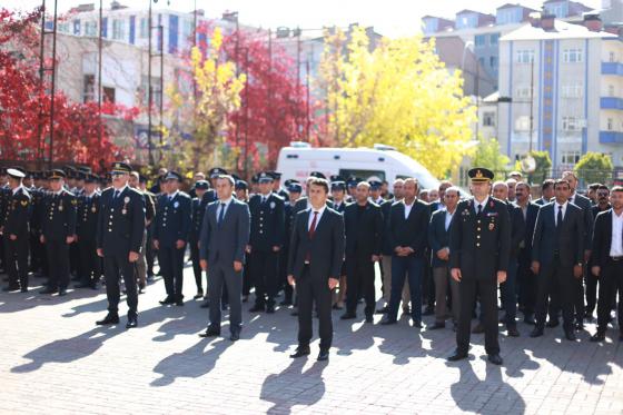 İlçemizde, “29 Ekim Cumhuriyet Bayramı” Dolayısıyla Çelenk Sunma Töreni Düzenlendi.