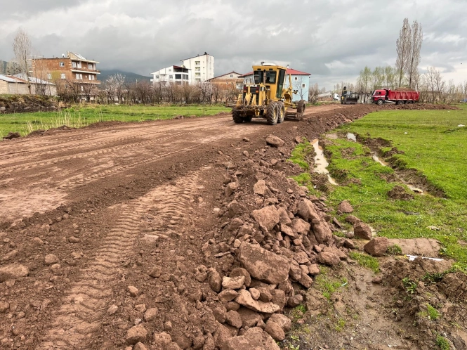 Bağlar Mahallesi’nde Yeni Yerleşim Bölgelerinde Yol Açma Çalışmalarımız Sürüyor